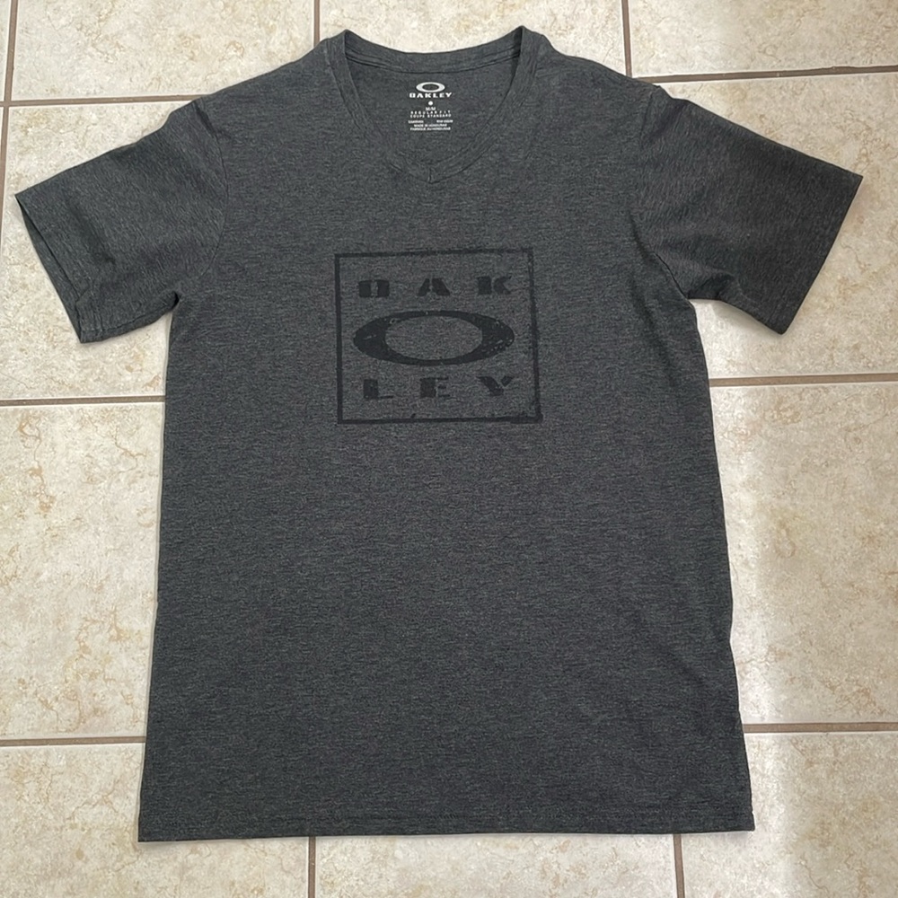 Oakley Men’s V-Neck Tee - EUC!